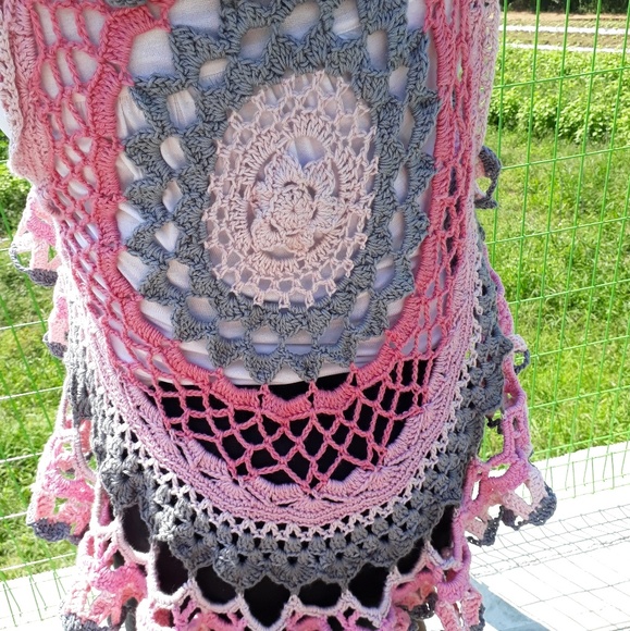 Ruffled crochet vest with intricate mandala design - Picture 2 of 4